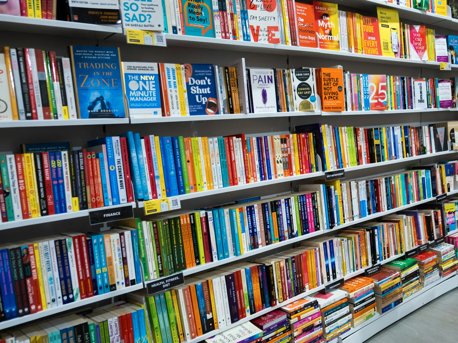 Estanterías de una librería llenas de libros de colores, vistas en perspectiva